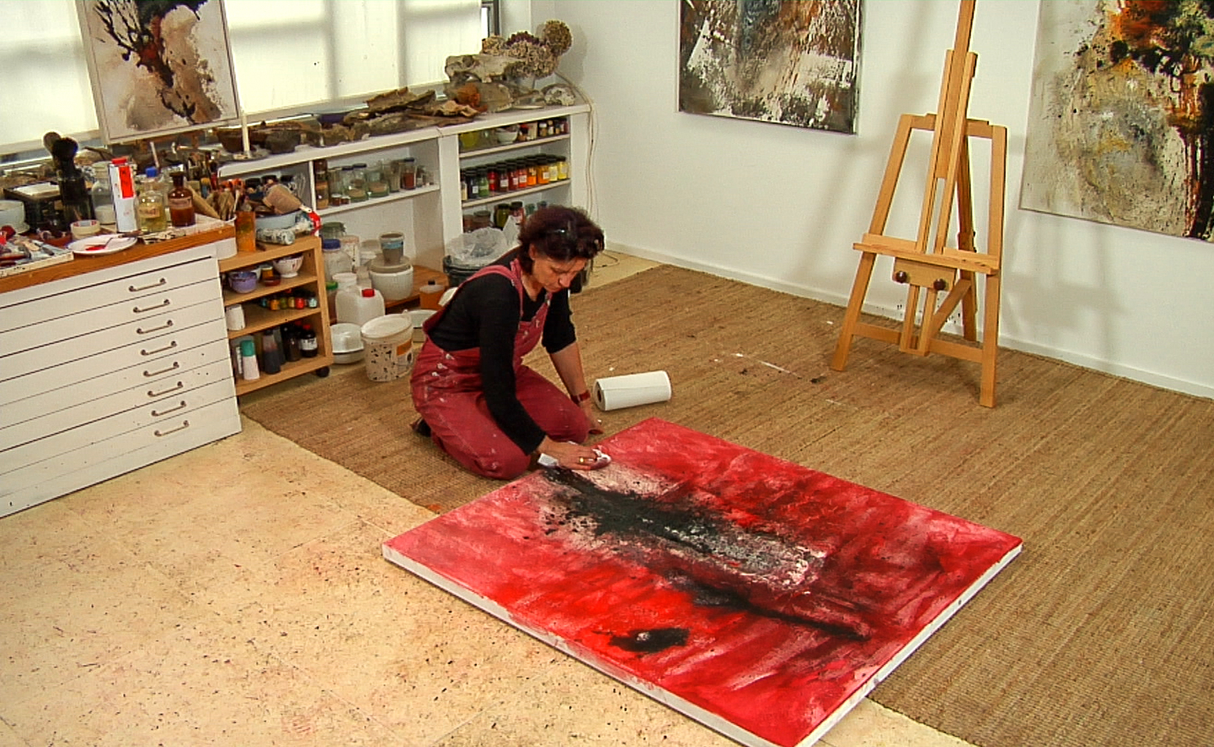Gabriele Musebrink bei der Arbeit an der Bildoberfläche